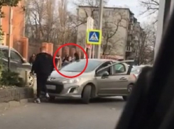 В Краснодаре дорожный конфликт с женской дракой попал на видео