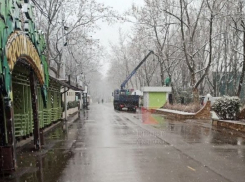 В краснодарском парке «Солнечный остров» начали сносить кафе, ларьки и аттракционы 