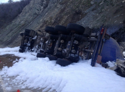 На Кубани опрокинулась автоцистерна с мазутом, пострадал мужчина