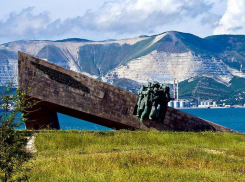 Мемориал «Малая земля» обнесли забором после осквернений в Новороссийске