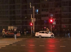 «Им сильно досталось»: в Краснодаре на Дзержинского столкнулись две легковушки