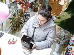 Пытавшаяся обмануть флориста на тысячу рублей мошенница попала на видео в Краснодаре