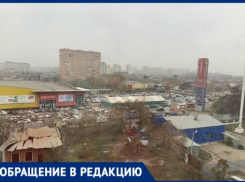 Неприятное соседство: под окнами жителей Юбилейного микрорайона Краснодара бездомные организовали пристанище 