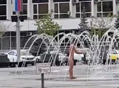 Голый мужчина устроил «постирушки» в фонтане у администрации Краснодара