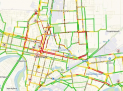 Минимум 10 ДТП принес Краснодару весенний снег 