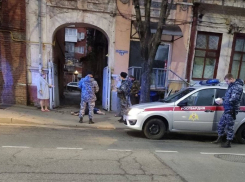 В центре Краснодара 51-летний мужчина разбился насмерть при падении из окна