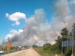 В Анапе с помощью вертолета тушат пожар на городской свалке