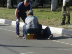 В Анапе байкер попал под колеса мусоровоза: асфальт залило кровью