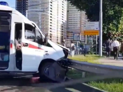 Спешившая на вызов краснодарца скорая угодила в ДТП: трое в больнице