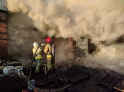 Крупный пожар произошел в производственном цехе в Армавире