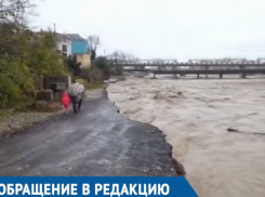  «Скорая» не может проехать: река отрезала жителей улицы в Сочи от города 