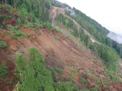 Спасатель исчез под грудой камней, помогая туристке в Сочи