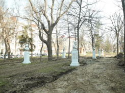 В Краснодаре на Мариинском бульваре укладывают 4,5 тысячи квадратных метров тротуара