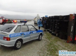 В Геленджике из-за урагана опрокинулись несколько грузовиков