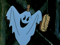 В Сочи преступник в виде привидения из «Карлсона» угнал с подельником мопед