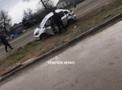 В жутком ДТП в Темрюке водитель вылетел из окна и погиб - видео