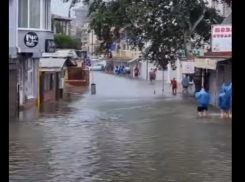  В Анапе из-за сильного ливня перекрыли дорогу федерального значения