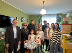 Многодетную маму Нину Пичкур из МКР Гидростроителей поздравили Вера Федоровна Галушко и Андрей Анашкин