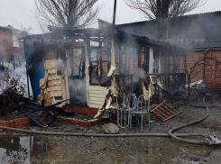 На Кубани сгорел дом, в котором ютились бомжи