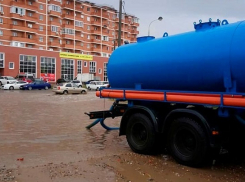 С дорог Краснодара откачали воду