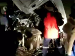 В страшной аварии на Кубани чудом выжил водитель фуры