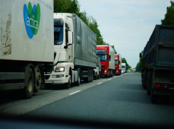 За незаконный проезд большегрузов по Кубани полицейские получили 2 млн рублей