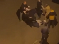 В Краснодаре мужчины и женщины устроили массовую драку: видео