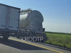 В Краснодаре грузовик повредил ограждение дороги на Южном обходе 