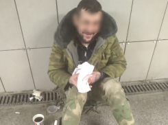 В Краснодаре вернувшийся с СВО майор ЧВК «Вагнер» просит милостыню в переходе