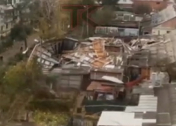 В Краснодаре сильный ветер сорвал крыши и повалил деревья: фото и видео