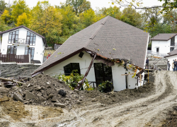 Страшный оползень продолжил разрушать дома в Сочи