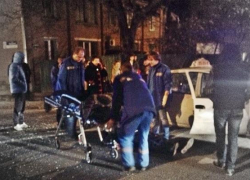  В Армавире на пешехода упал светофор, женщина в реанимации