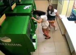 Видео с сочинкой, избившей банкомат головой, стало вирусным