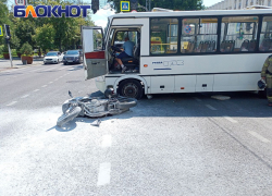 Девушку на байке сбил автобус у администрации Краснодарского края