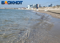 Одни купаются, другие тут же чистят пляжи: блогер показал обстановку в Анапе