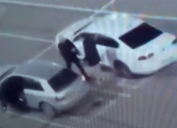 На парковке ТРК «Мега Адыгея» мужчина выстрелил из пневматического пистолета в оппонента 