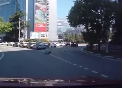 В Сочи из багажника внедорожника на дорогу выпали два ребенка 