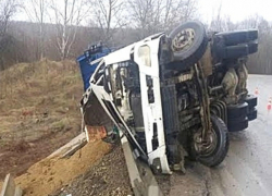 На Кубани водитель грузовика разбился насмерть при ударе о бетонную плиту
