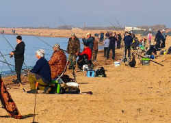 Сотни рыбаков устроили охоту на пляжах Черного моря: что клюет