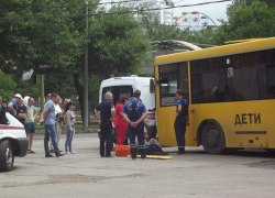В Краснодаре на водителя упал школьный автобус