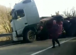  Фура опрокинулась и засыпала зерном дорогу в Туапсинском районе 