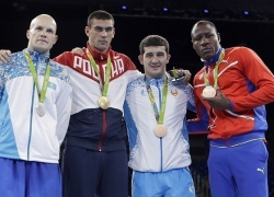 Боксер Евгений Тищенко под свист трибун стал олимпийским чемпионом 