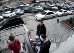 В Краснодаре неизвестный сбросил кирпич на прохожих из окна многоэтажки