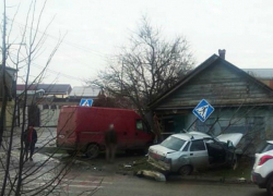 Фургон на высокой скорости протаранил стену краснодарского дома