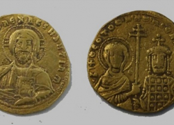  Редчайшие средневековые монеты из Византии нашли на Кубани 