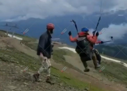 Мужчина попал в реанимацию после падения на параплане в Сочи