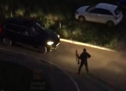 Мужчина с ружьем угрожал водителю иномарки во дворе многоэтажки в Краснодаре 