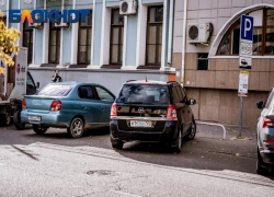 В Краснодаре предложили избавиться от хаотичной парковки с помощью блокираторов и эвакуаторов 