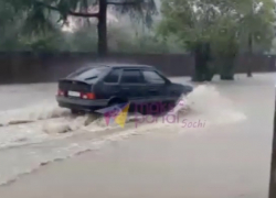 Улицы Сочи превратились в реки после ливня