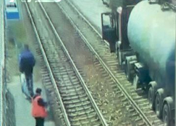 Навигатор завел: в Краснодаре большегруз остановил движение трамваев, застряв на путях